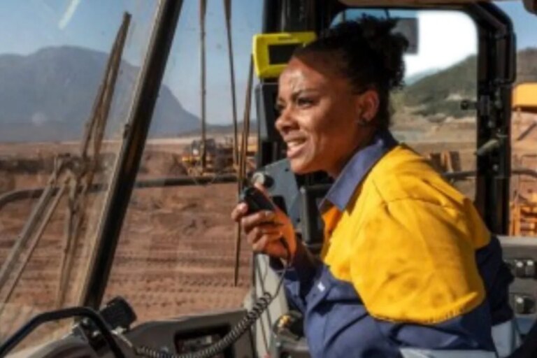 Samarco seleciona mulheres para operar equipamentos pesados