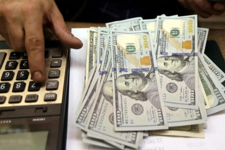 Dólar sobe a R$ 5 e bolsa cai 2% em dia de tensão global