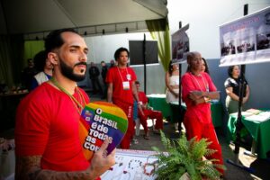 Presídio de Nova Era recebe livros, computadores e van para ajuda em ressocialização